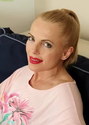 Зрелая блондинка Шэрон Фолдхарт дебютирует обнаженной моделью