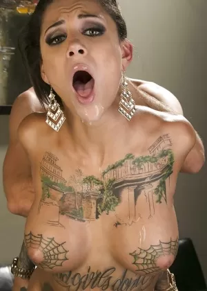 Симпатичная блондинка Тесса жестко проникла в свою бритую дырочку