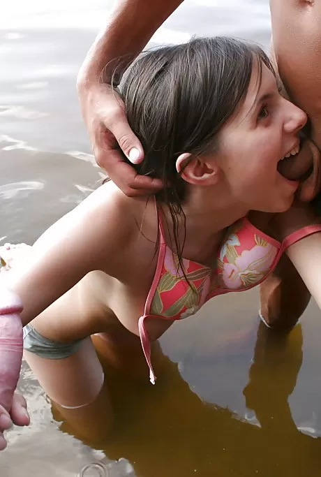 Распутная цыпочка в бикини жестко развлекается с тремя шпильками на открыто 13