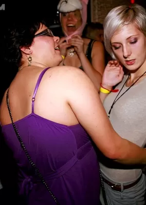 Похотливые девчонки трахаются с мужчинами на вечеринке