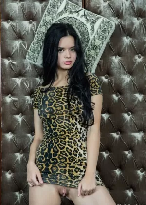 Экзотическая латиноамериканка Кармен Саммер снимает свое платье с животным принтом, чтобы позировать обнаженной