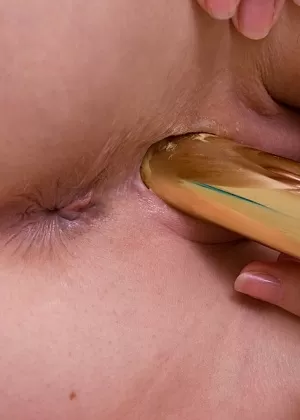 Пожилая волосатая женщина отодвигает нижнее белье в сторону, чтобы обнажить уродливый бобер