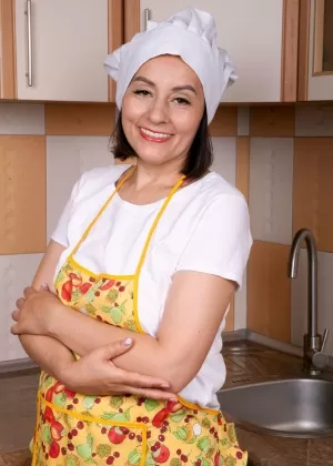 Более 30-летняя латиноамериканка Рокси Рокс показывает свой клитор после того, как раздевается догола