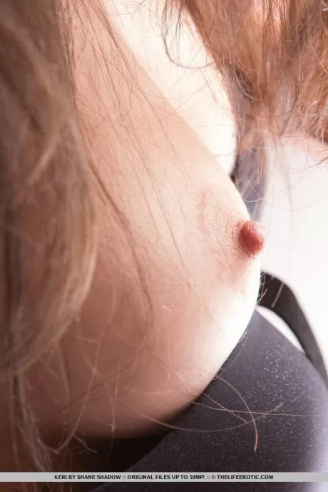 Молоденькая брюнетка Кери теребит пальцами свою растянутую вагину, прежде чем уложить волосы в прическу