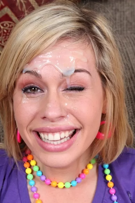 Блондинка Тара Линн Фокс получает сперму в глаз после траха в носках argyle