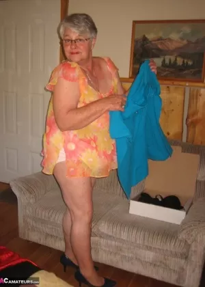 Пожилые британские лесбиянки Лейси Старр и Мона Саммерс дрочат игрушечные пизды во время секса на кровати