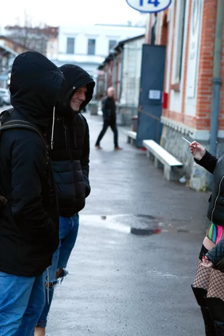 Похотливая бабуля с рыжими волосами Кэролайн Хамсел подцепляет пару парн 2