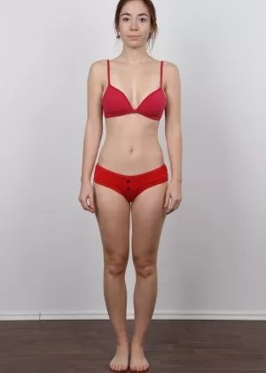 Высокая женщина Яна стоит голая после раздевания, прежде чем сесть