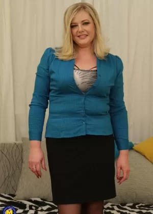 Overweight housewife plays with her pussy after stripping to stockings