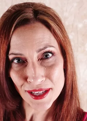 Фантастическая зрелая красотка Бетти раздевается крупным планом во время съемки на камеру