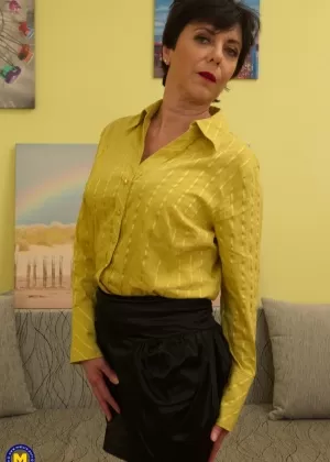 Ненасытная зрелая блондинка Димонти раздевается топлесс и показывает свои горячие сиськи