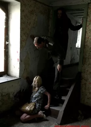 МИЛФ красотка Холли Сэмпсон делает минет и получает унижение