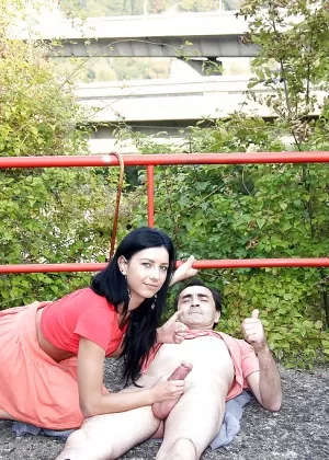 Монализа ублажает двух друзей и получает двойную сперму