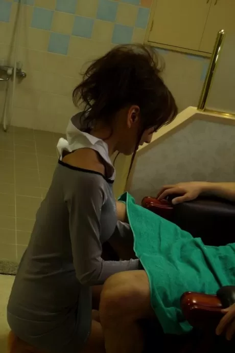 Миниатюрная японская девушка ополаскивается после эротического массажа обнаженной натуры