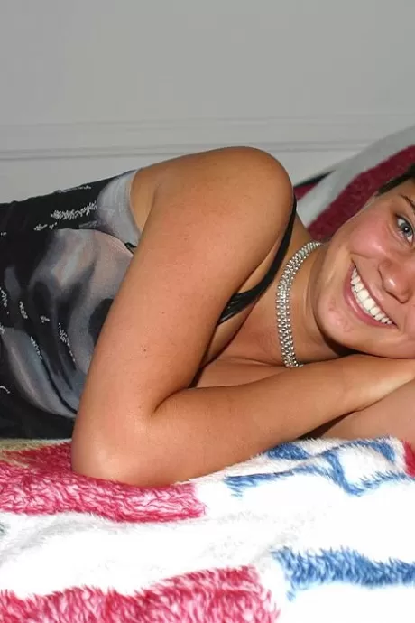 Молоденькая первокурсница сосет свой большой палец, прежде чем показать свой подстриженный кустик в обнаже 3