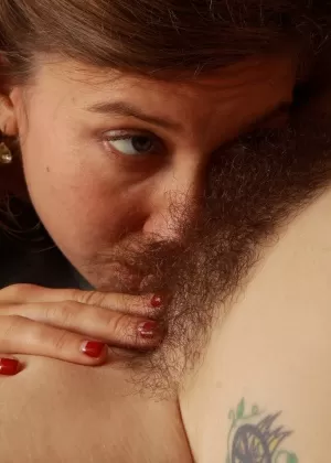 Офисная секретарша Шанталь Би делает потрясающий минет своему боссу