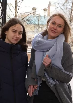 Девушка по соседству Джулия Рока демонстрирует свою упругую задницу на публике на пляже