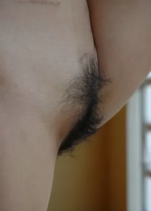 Азиатская любительница натягивает трусики на свою задницу, прежде чем показать свою бритую киску