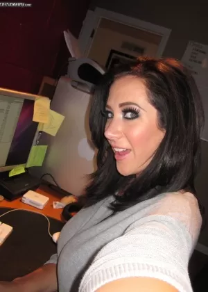 Великолепная порнозвезда Джейден Джеймс позирует соло и показывает свою горячую задницу и большие сиськи