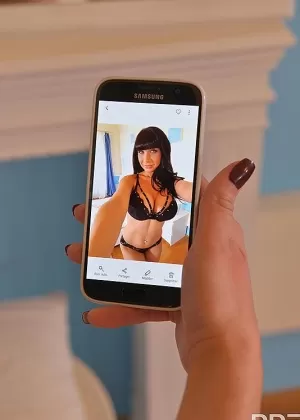 Брюнетка Адриана Луна делает обнаженные селфи в зеркале во время раздевания