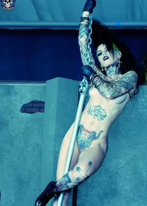 Блондинка Европейская красотка Cikita обнажает большие сиськи во время стриптиза