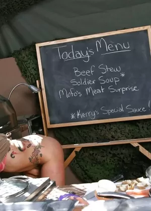 Брюнетка Таня играет со своей жопой, одетая в непослушный наряд медсестры