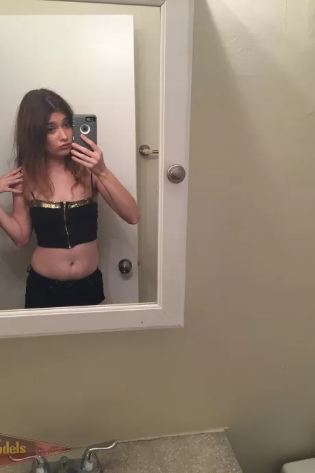 Миниатюрная подросток Ариэль Мак Гвайр дебютирует обнаженной моделью в селфи в ванно 4