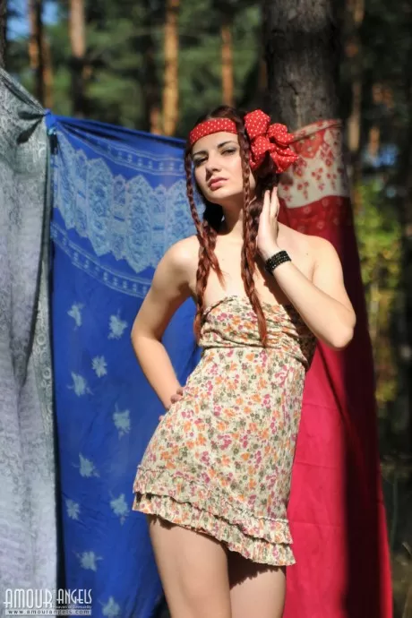 Симпатичная рыжеволосая Джулли раздевается догола в лесу, ее волосы заплетены  1