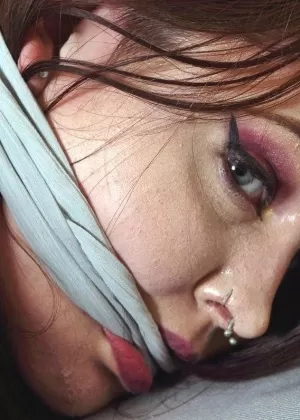 Любительская толстушки Ди Сирен обнажает свою большую задницу в раздевалке