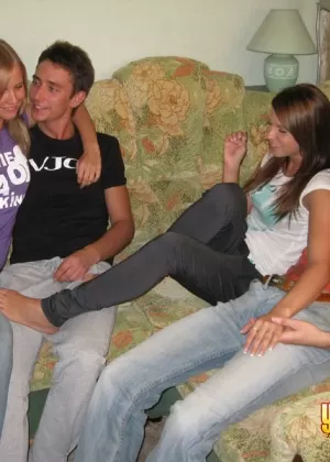 Девушки, собирающиеся на вечеринку, сосут сперму из петухов после того, как съели какую-то лесбийскую киску