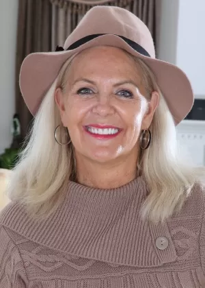 Одетая американская бабуля снимает свои колготки и отбрасывает их в сторону