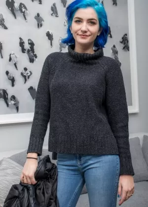 Соло девушка с крашеными волосами Скай Блу обнажает свои красивые сиськи в эротическом стриптизе