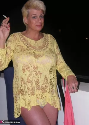 Блондинка средних лет Димонти курит, полностью раздеваясь