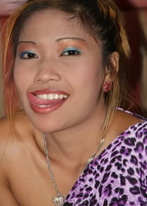 Развратная азиатская милфа с лохматой пиздой раздевается и выставляет напоказ свои товары