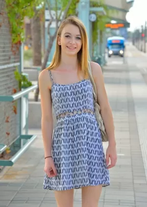 Симпатичная маленькая сиськастая блондинка мелькает голой юбкой и прогуливается обнаженной на публике