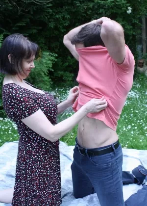 Блондинка секретарша Брианна Бенсон соблазняет своего босса поцелуем в юбке