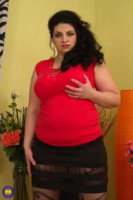 Соблазнительная домохозяйка играет со своей мокрой киской