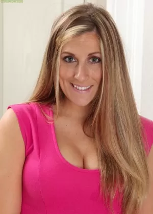 Потрясающая милфа с большими сиськами и стройными ножками женушка раздевается на открытом воздухе