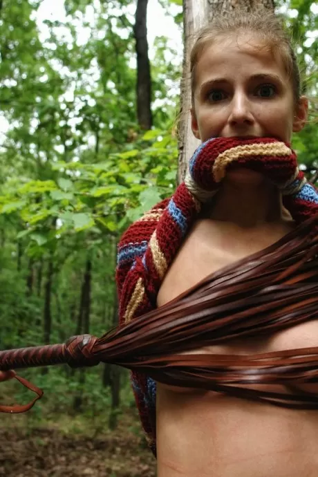 Миниатюрную блондинку выпороли, привязав к дере 8