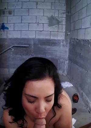 Зрелая девушка в солнцезащитных очках мастурбирует и кончает себе на язык