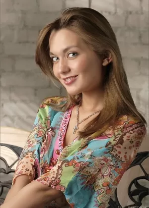 Сексуальная блондинка раздевается на садовой скамейке, чтобы выставить напоказ горячую подстриженную киску