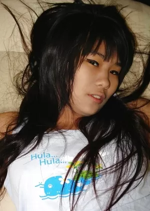 Прелестная молодая красотка с крошечными сиськами снимает с себя одежду