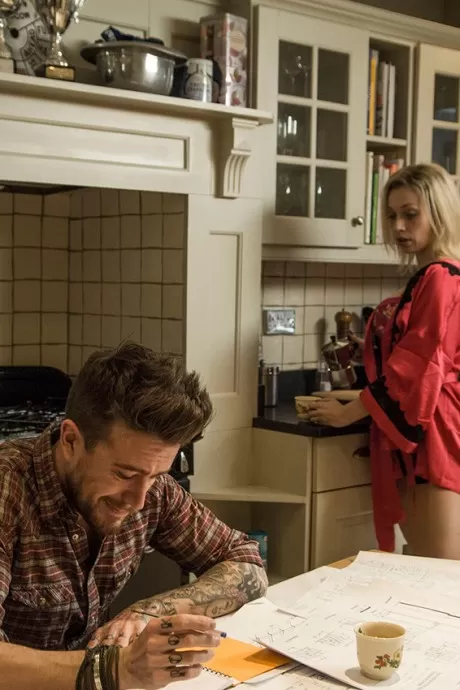 Грудастая блондинка жена Чесси Кей соблазняет своего мужчину в атласном халате и ниж 1