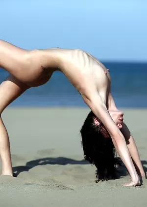 Молодая брюнетка Зео моделирует голышом в красных сапогах в заброшенном здании