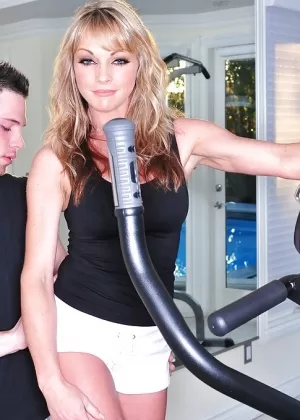 Европейская милфа Брианна Бенсон предпочитает заниматься йогой в обнаженном виде