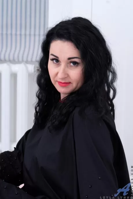 Пожилая женщина с темными волосами Лейла Линн трогает пальцами свою киску после раздевания