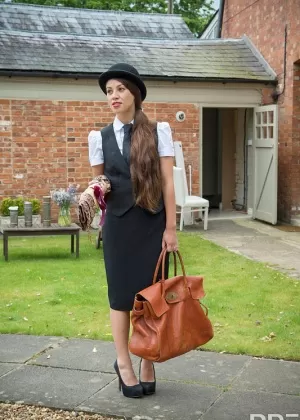 Возбужденная женщина задирает юбку своей горничной перед анальными играми во время мастурбации