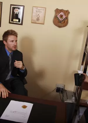 Толстая бизнесвумен Бет Беннетт достает большой черный фаллоимитатор из своего нижнего белья