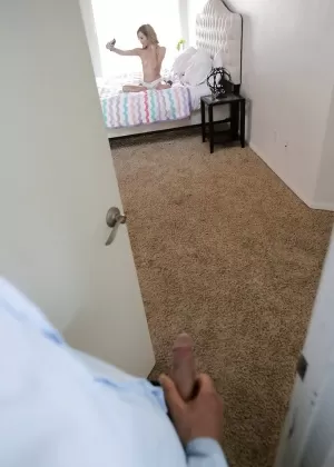 18-летняя любительница Энджел Смоллс курит травку перед тем, как позировать обнаженной 52828152