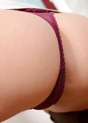 Сцена позирования с участием потрясающей красотки с большой задницей Евы Паркер